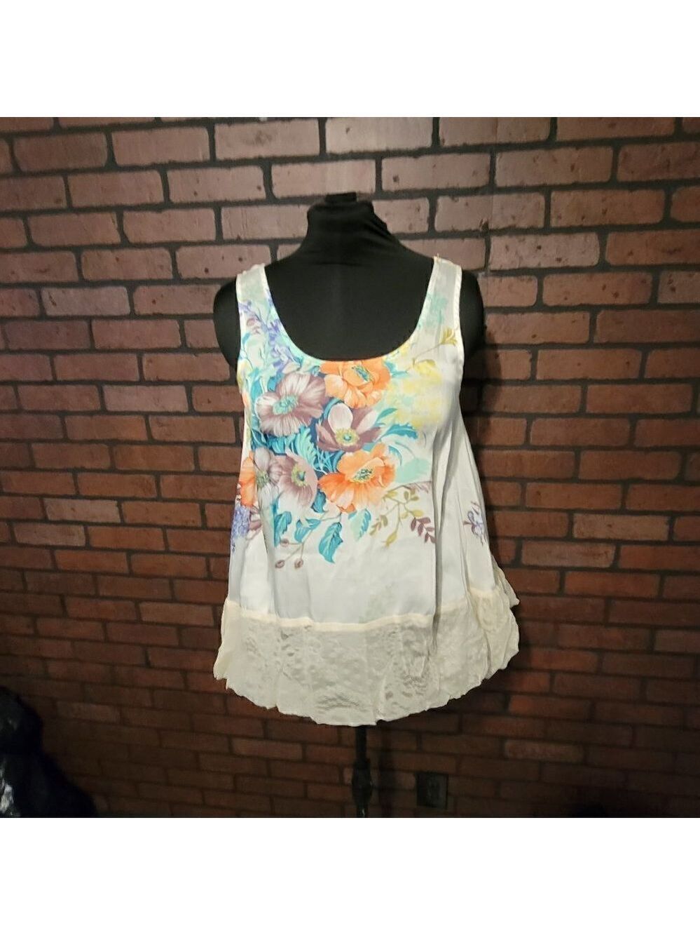 Ivy Jane Satin sleeveless floral and lace top size LG.